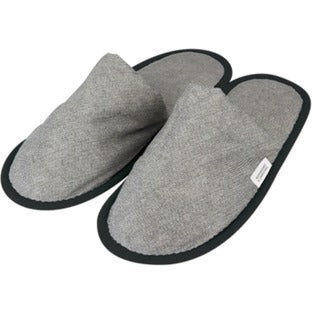Pantofola Biolook in tessuto biodegradabile e compostabile, tomaia chiusa, misura uomo/unisex (29,5 cm), colore nero, con fascetta in carta.