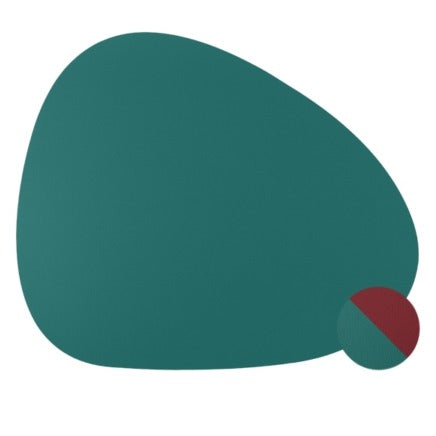 Tovaglietta curva in ecopelle bicolore bordeaux/verde, 44x37 cm.
