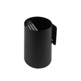 Neliö, posacenere da parete in metallo verniciato nero, con staffa e viti, diam. 10 x h 17 cm